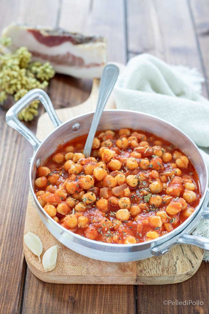 pois chiches à la tomate dans une casserole