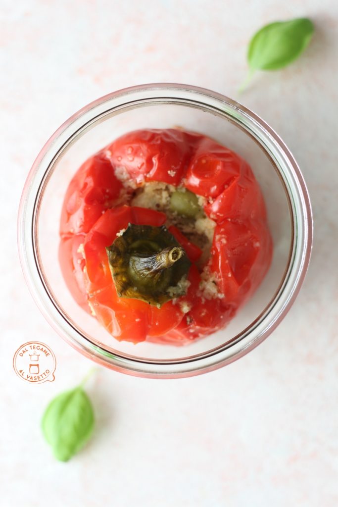 poivron farci avec pain fromage et olives cuit en bocal au micro-ondes avec la technique de la cuisson sous vide