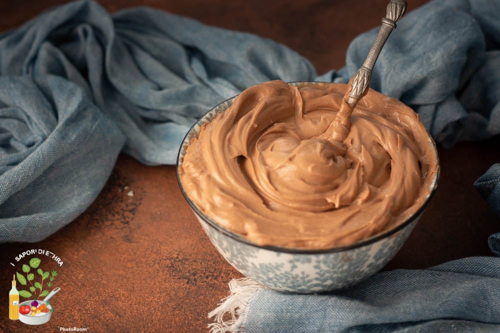 Crème de noisette ferme pour garnir les desserts