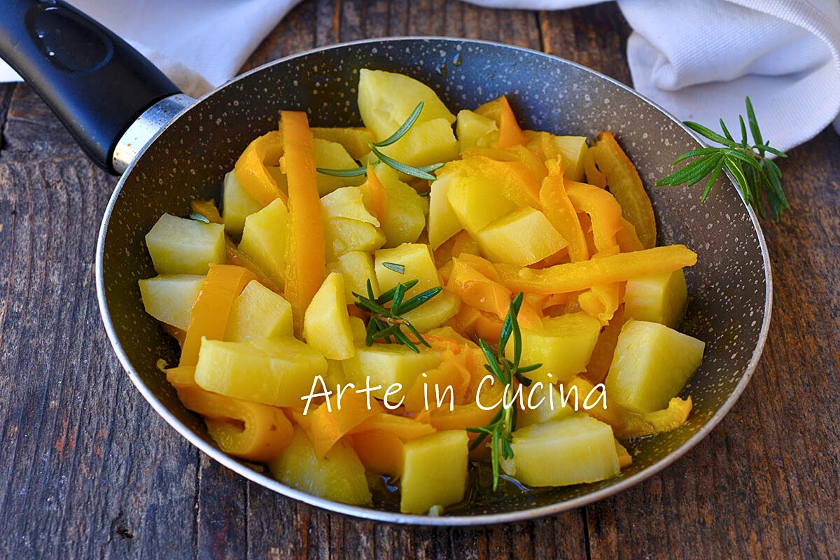POMMES DE TERRE et POIVRONS au romarin à la poêle