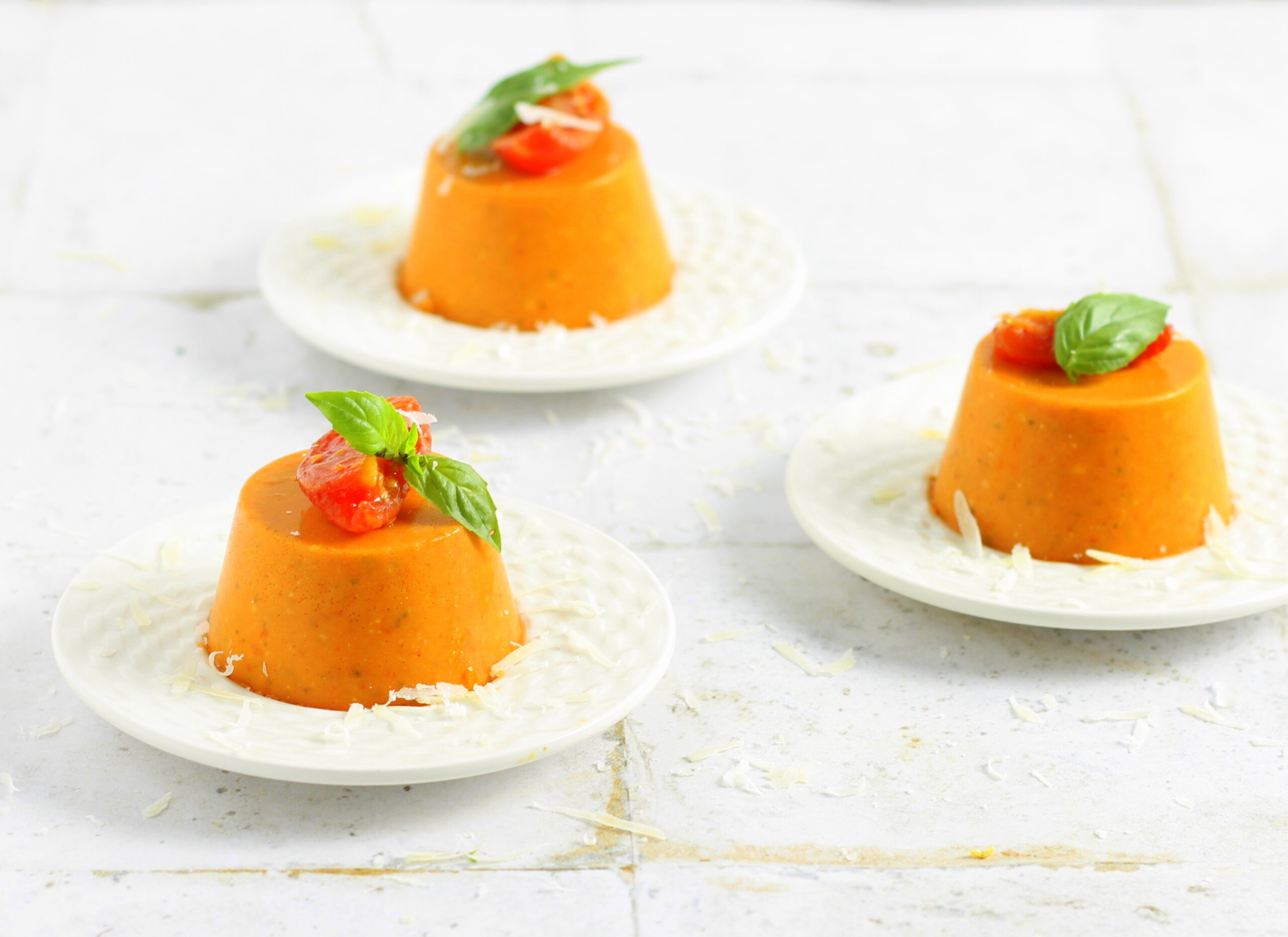 Flans de tomates cerises avec amandes et basilic