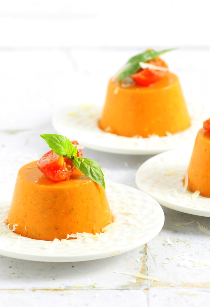 Flans de tomates cerises avec amandes et basilic