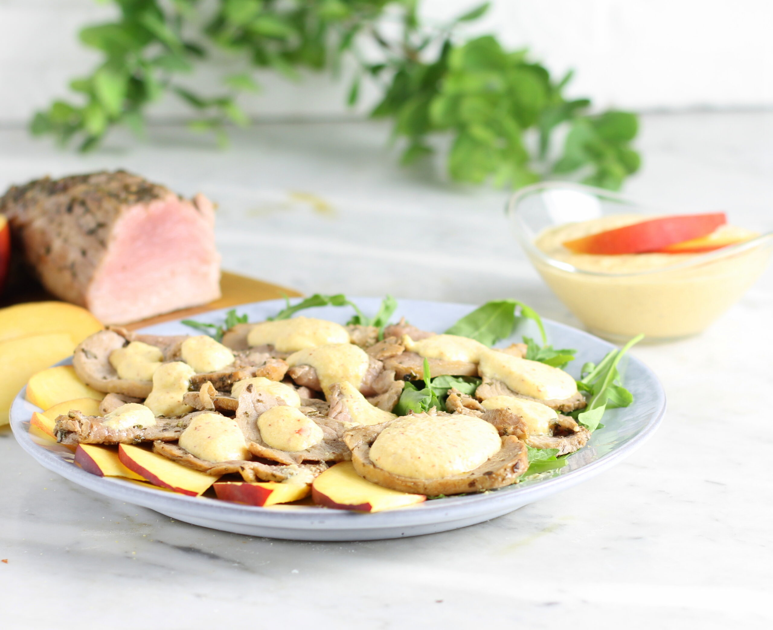 Filet de porc avec mayonnaise aux pêches