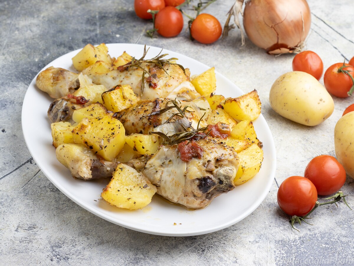 Poulet avec pommes de terre au four, recette de grand-mère