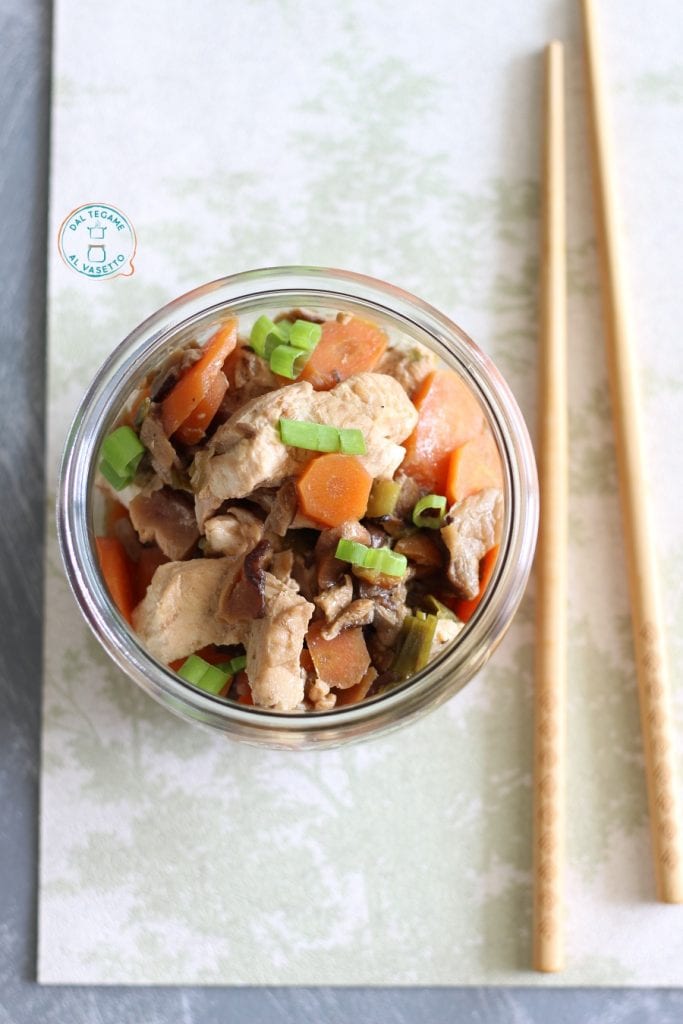 blanc de poulet avec champignons, carottes et ciboule cuit dans un bocal au micro-ondes