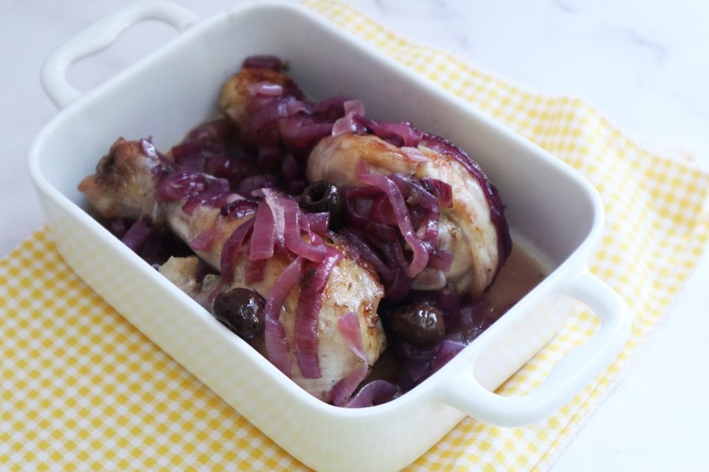 cuisses de poulet avec oignon de Tropea et olives taggiasches