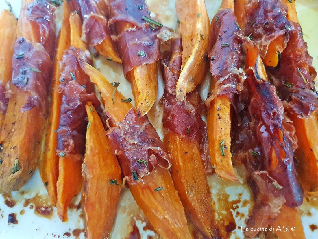 Quartiers de patates douces enveloppés de jambon