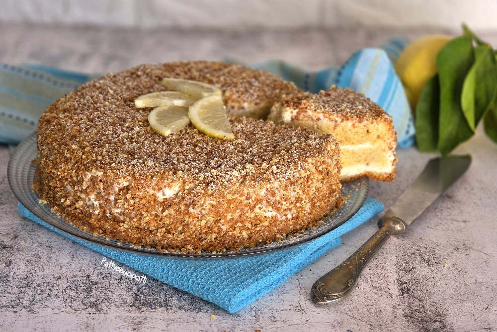 gâteau très moelleux garni de crème à la ricotta