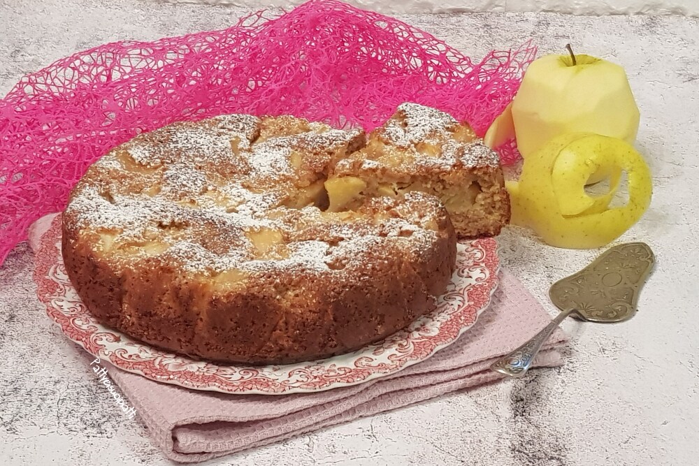 gâteau aux pommes avec pâte préparée dans le moule de cuisson