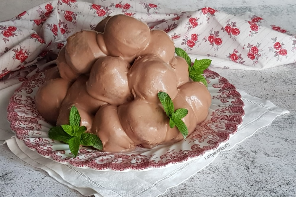 profiteroles avec crème et sauce au chocolat