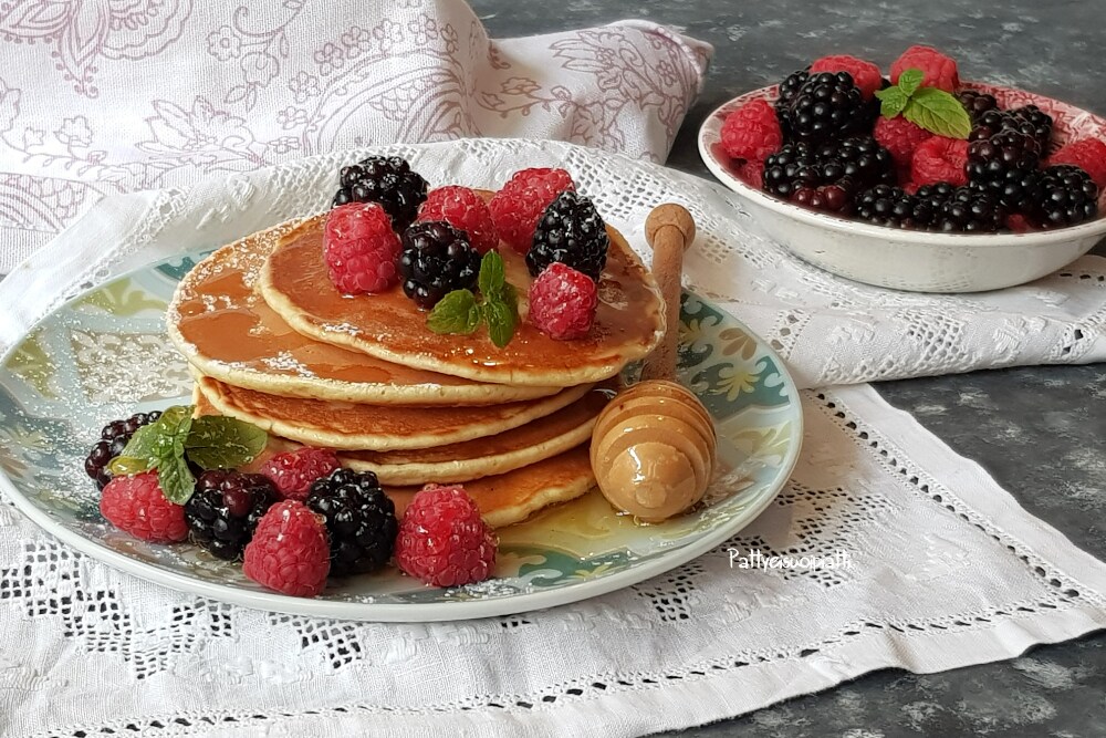 pancakes avec miel et fruits des bois