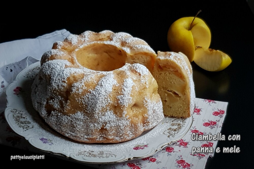 gâteau avec crème et pommes