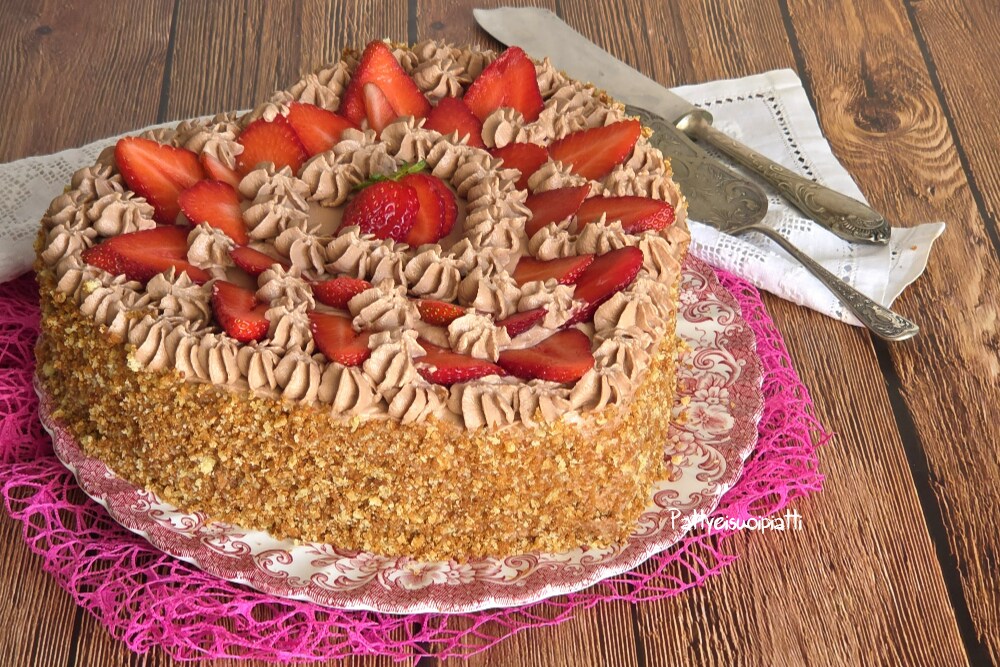 gâteau en forme de cœur avec crème et fraises