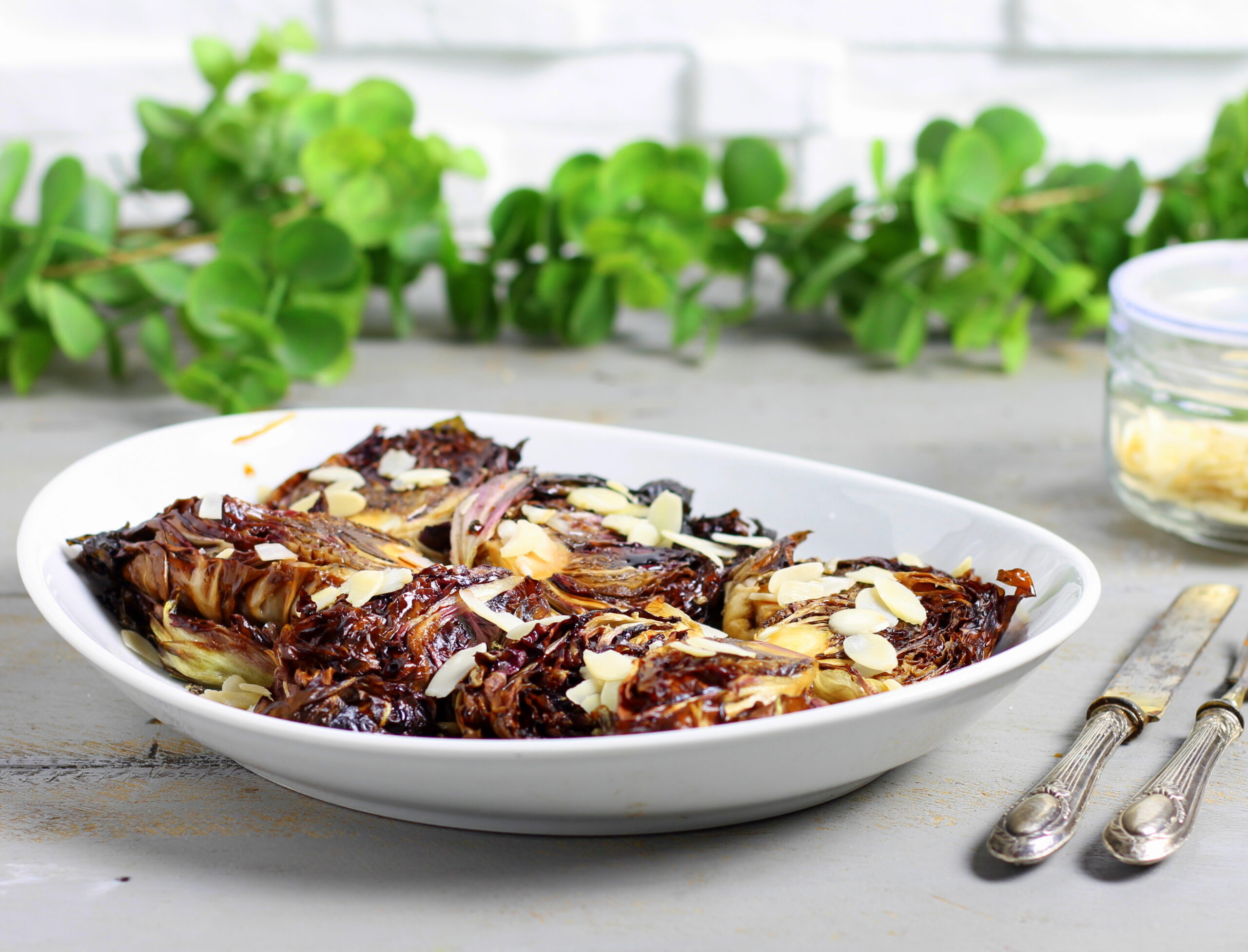 Radicchio avec amandes dans une friteuse à air