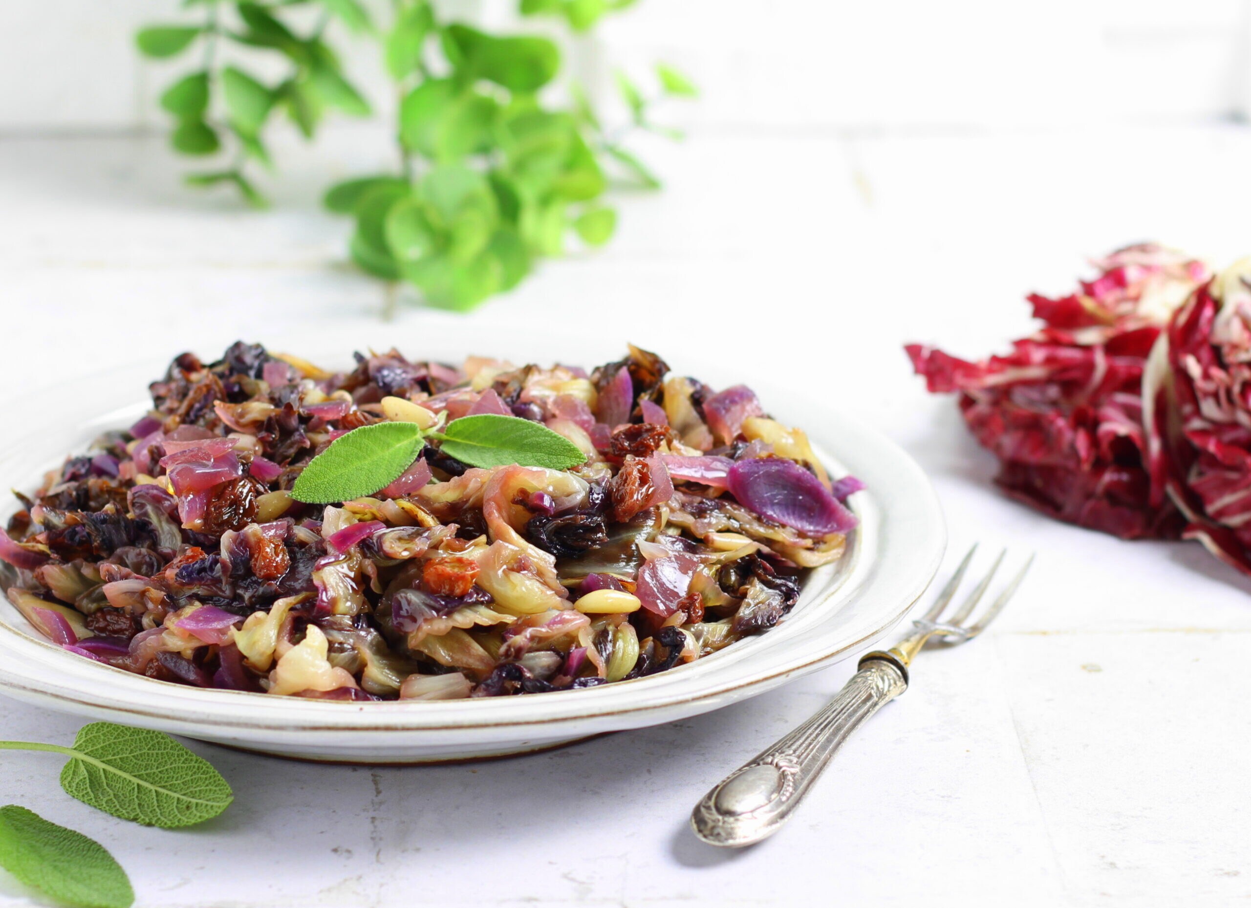 Radicchio sauté aux raisins secs et pignons