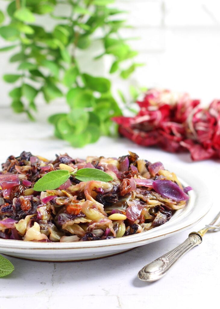 Radicchio sauté aux raisins secs et pignons
