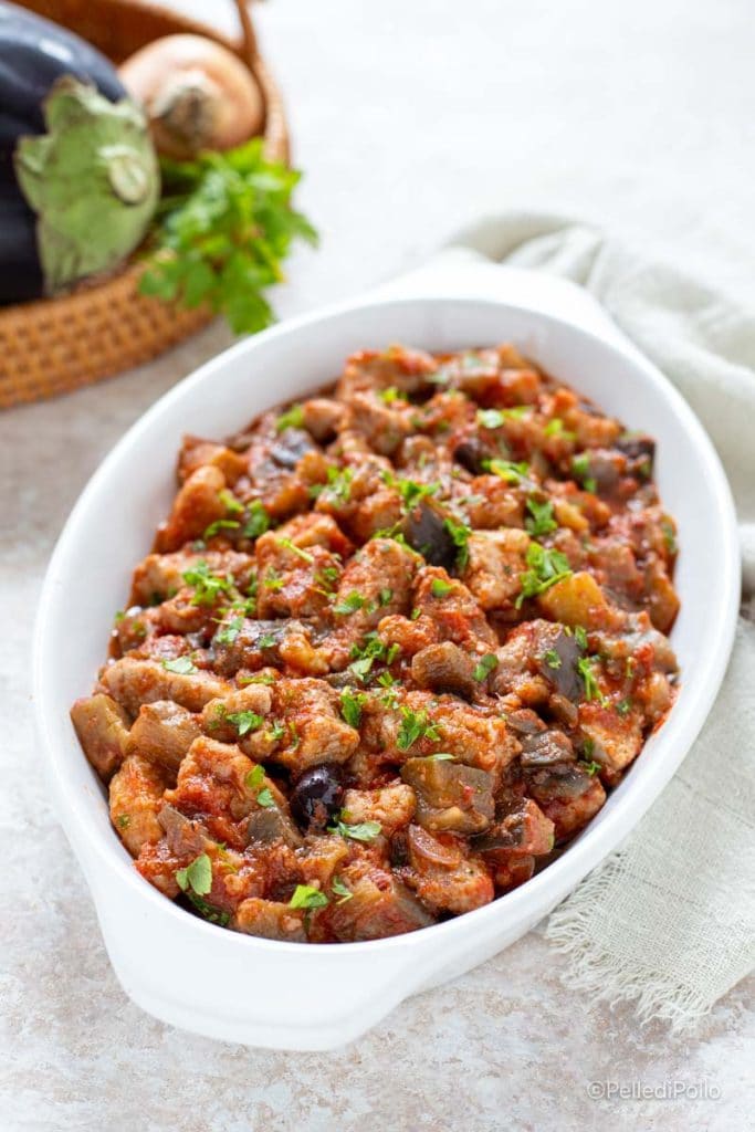 ragoût de viande avec les aubergines