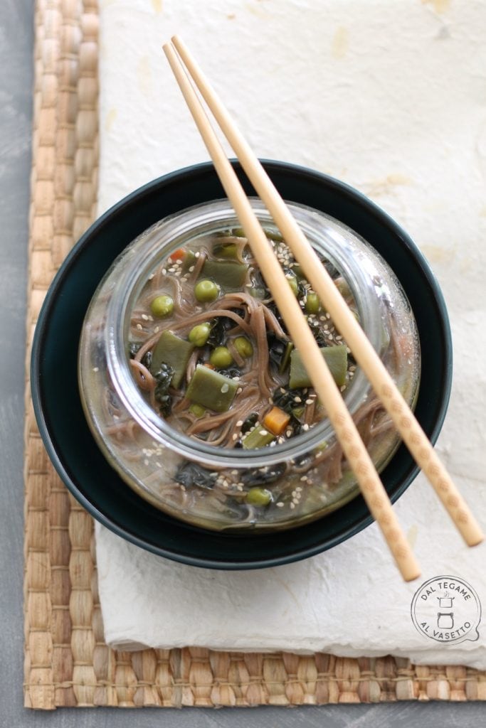 soupe chinoise avec nouilles cuite en bocal au micro-ondes