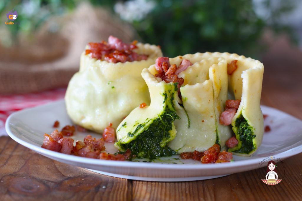 Rose de ravioli avec des pousses de navet et du lard