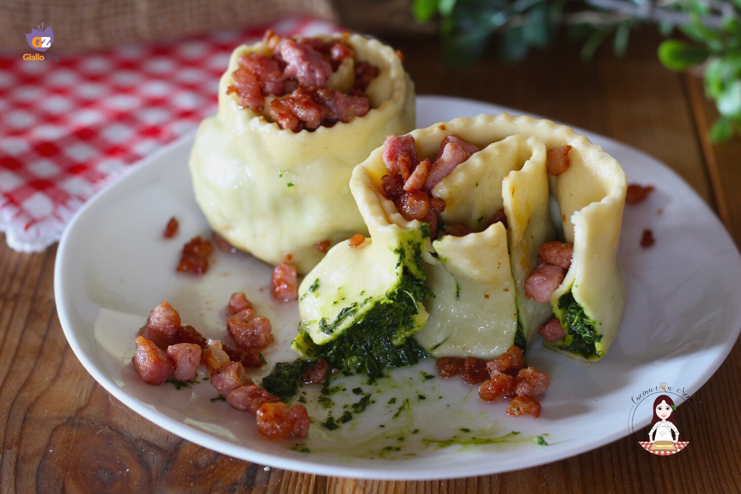 Rose de ravioli avec des pousses de navet et du lard