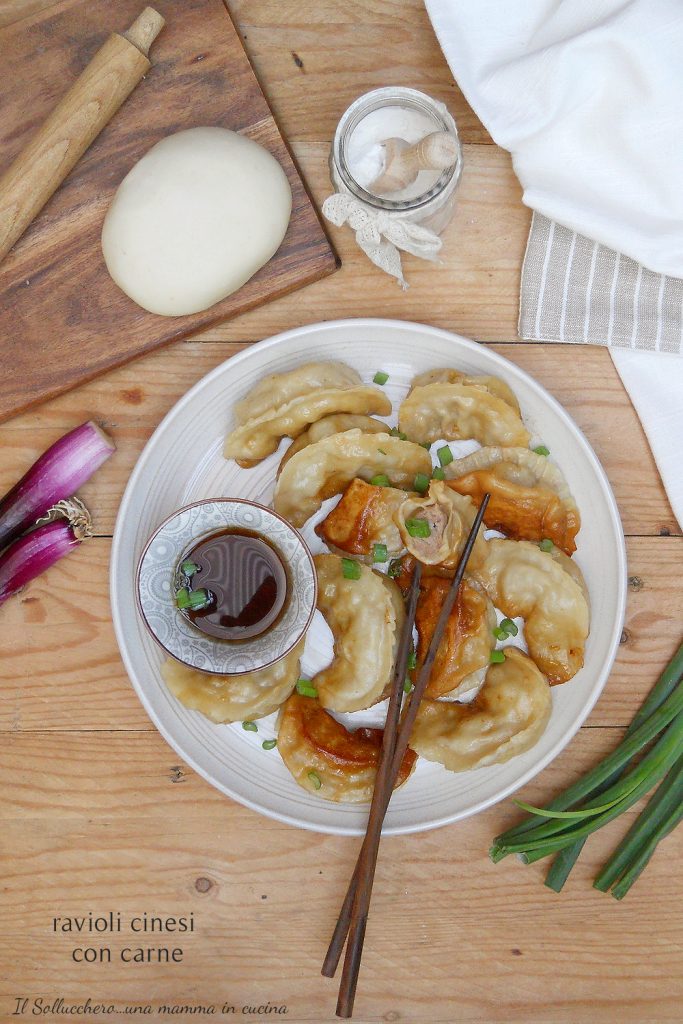 raviolis chinois à la viande à la vapeur vert