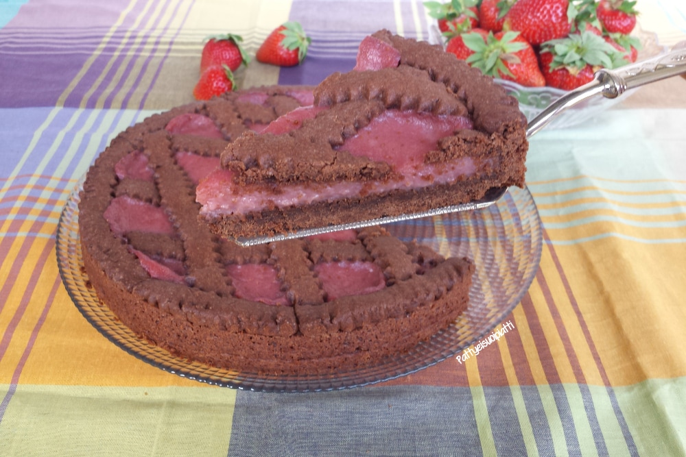tarte au cacao avec crème aux fraises