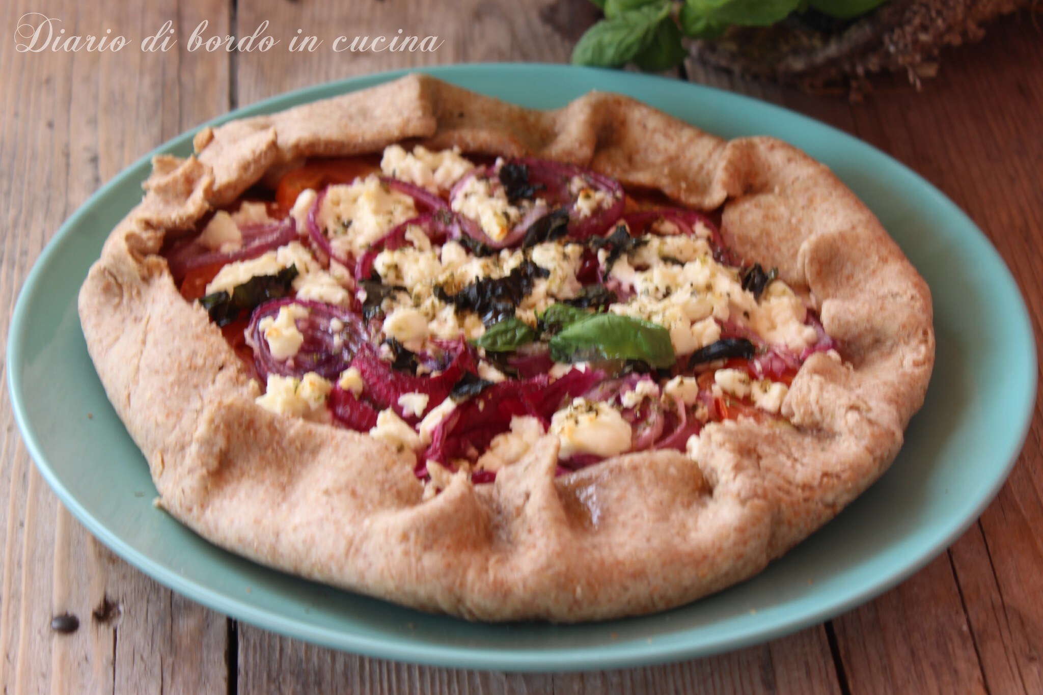Galette rustique avec tomates oignon et feta