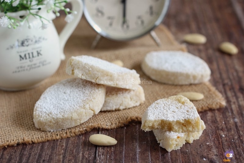 Les biscuits ricciarelli aux amandes