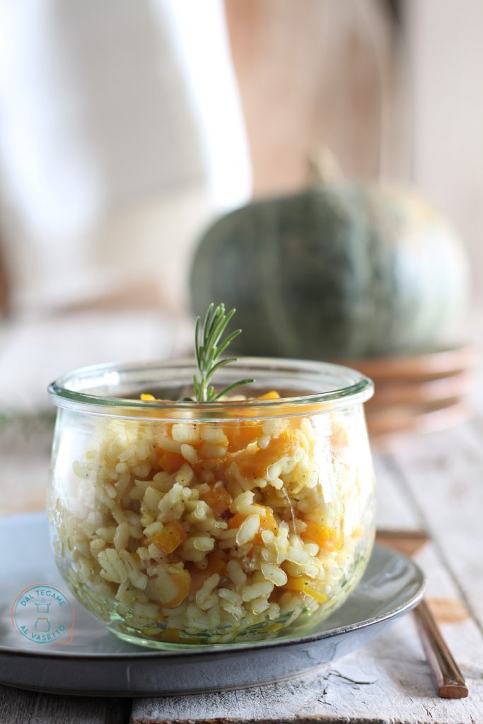riz avec courge cuit dans le bocal avec la technique de la cuisson à l'étouffée au micro-ondes