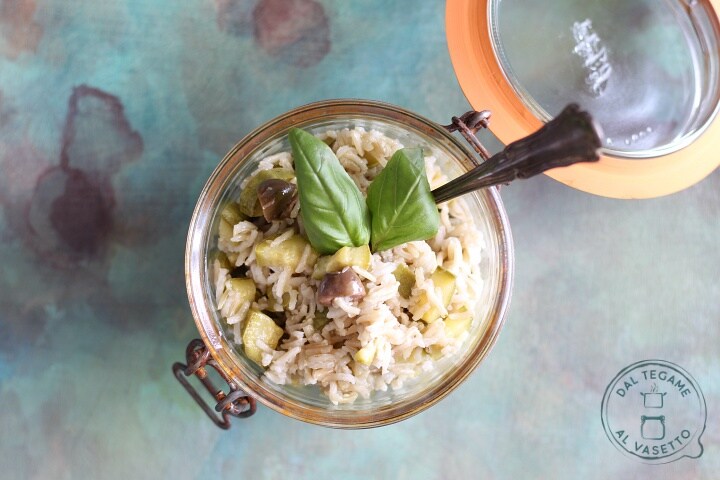Riz et courgettes en cuisson en bocal