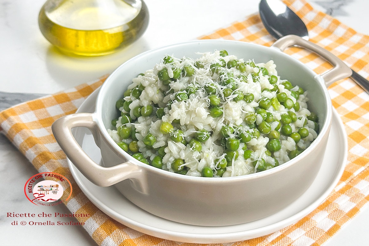 Riz et petits pois à la poêle avec beurre et parmesan