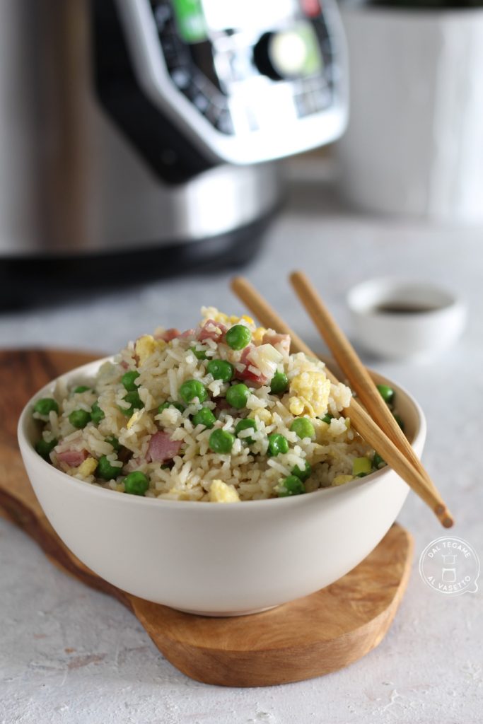 riz avec petits pois jambon et œufs dans la cocotte-minute électrique