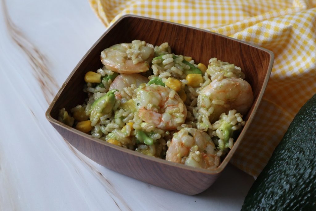 riz froid avec crevettes avocat et maïs
