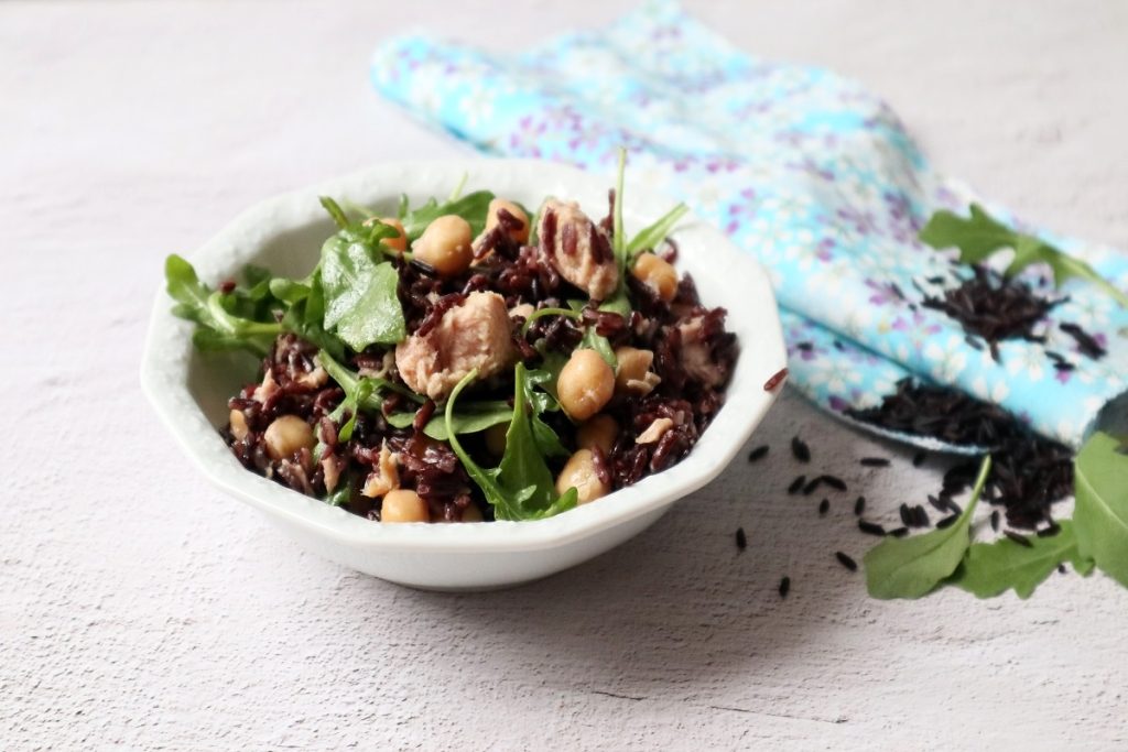 salade de riz venere avec pois chiches, thon et roquette