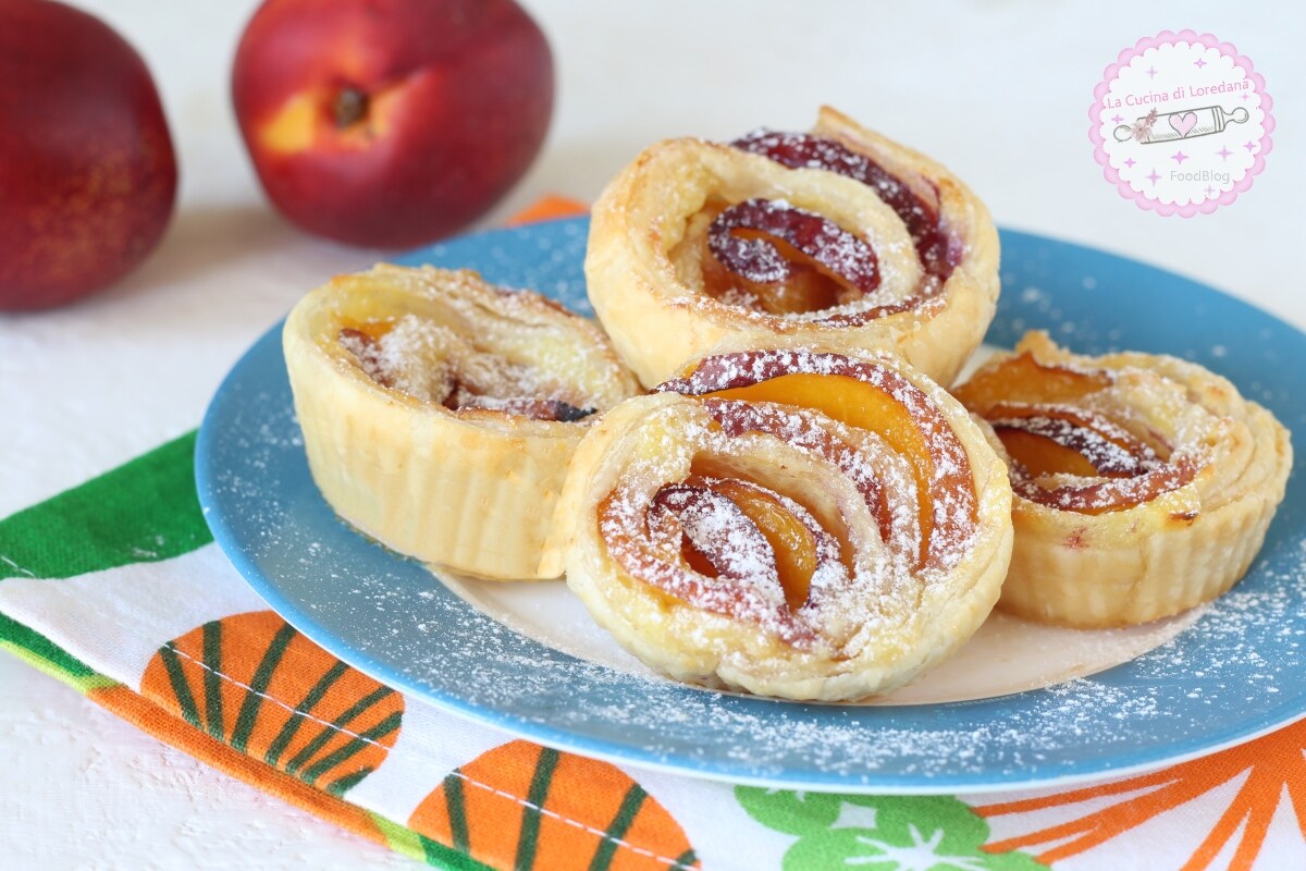 ROSACES DE PÂTE FEUILLETÉE AVEC PÊCHES ET CRÈME le dessert simple et délicieux