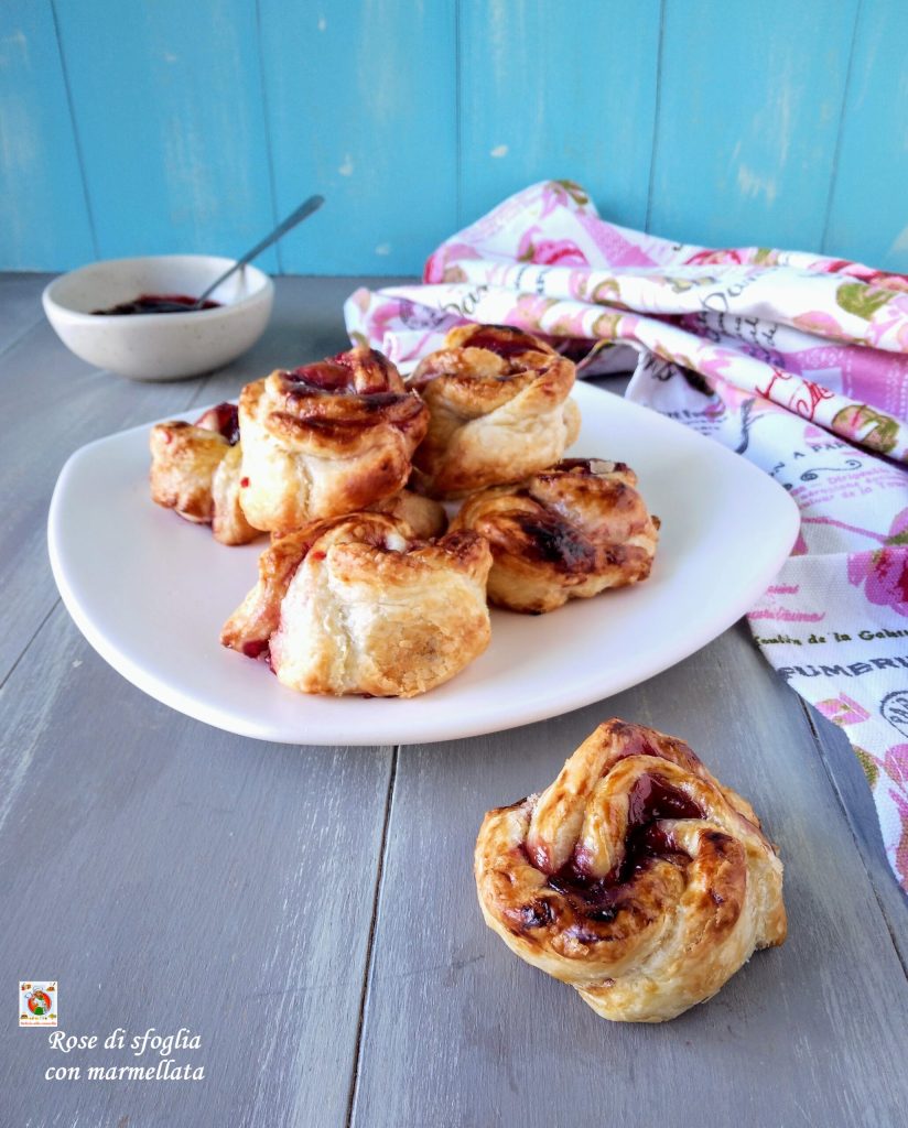 roses de pâte feuilletée avec confiture v1