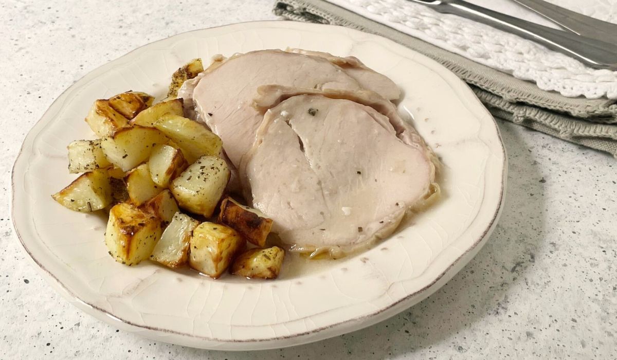 Rôti de poulet au four avec des pommes de terre