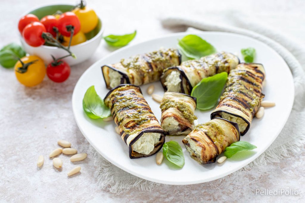 rouleaux d'aubergines froids avec pesto