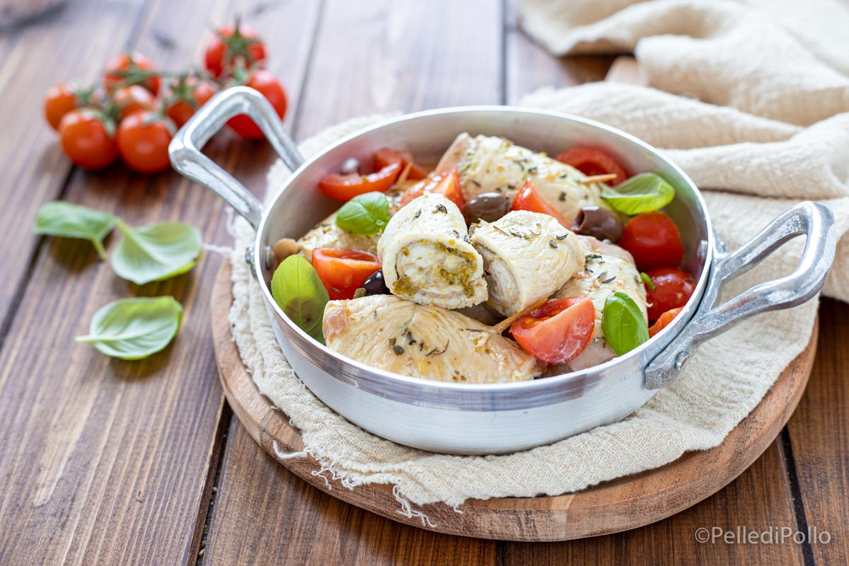 Roulades de poulet à la méditerranéenne avec tomates et pesto