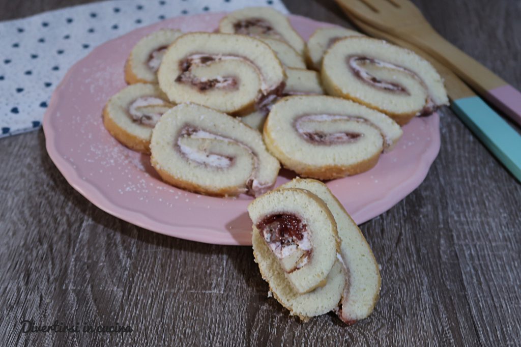 Roulé au yaourt et confiture