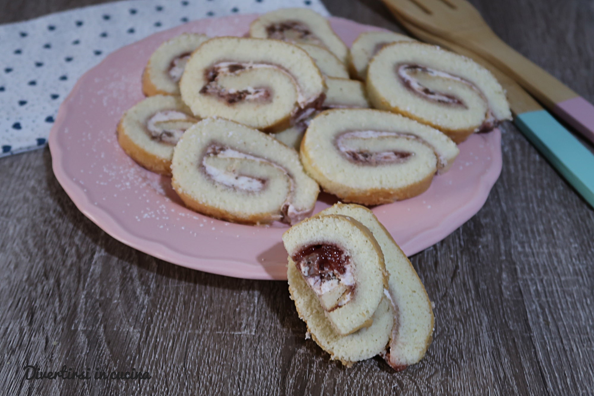 Roulé au yaourt et confiture
