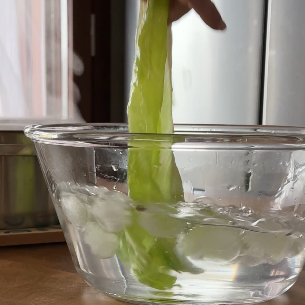 feuille de chicorée blanchie et refroidie dans l'eau glacée