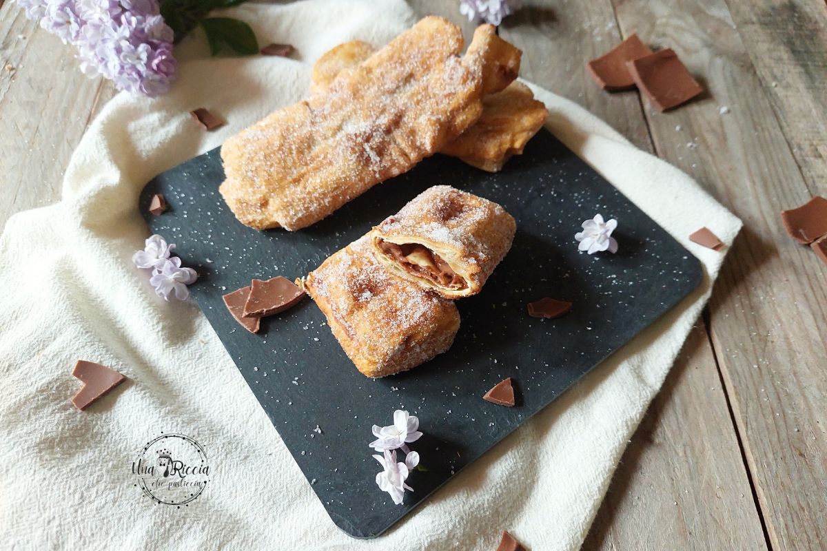 Rouleaux sucrés de pâte feuilletée et chocolat