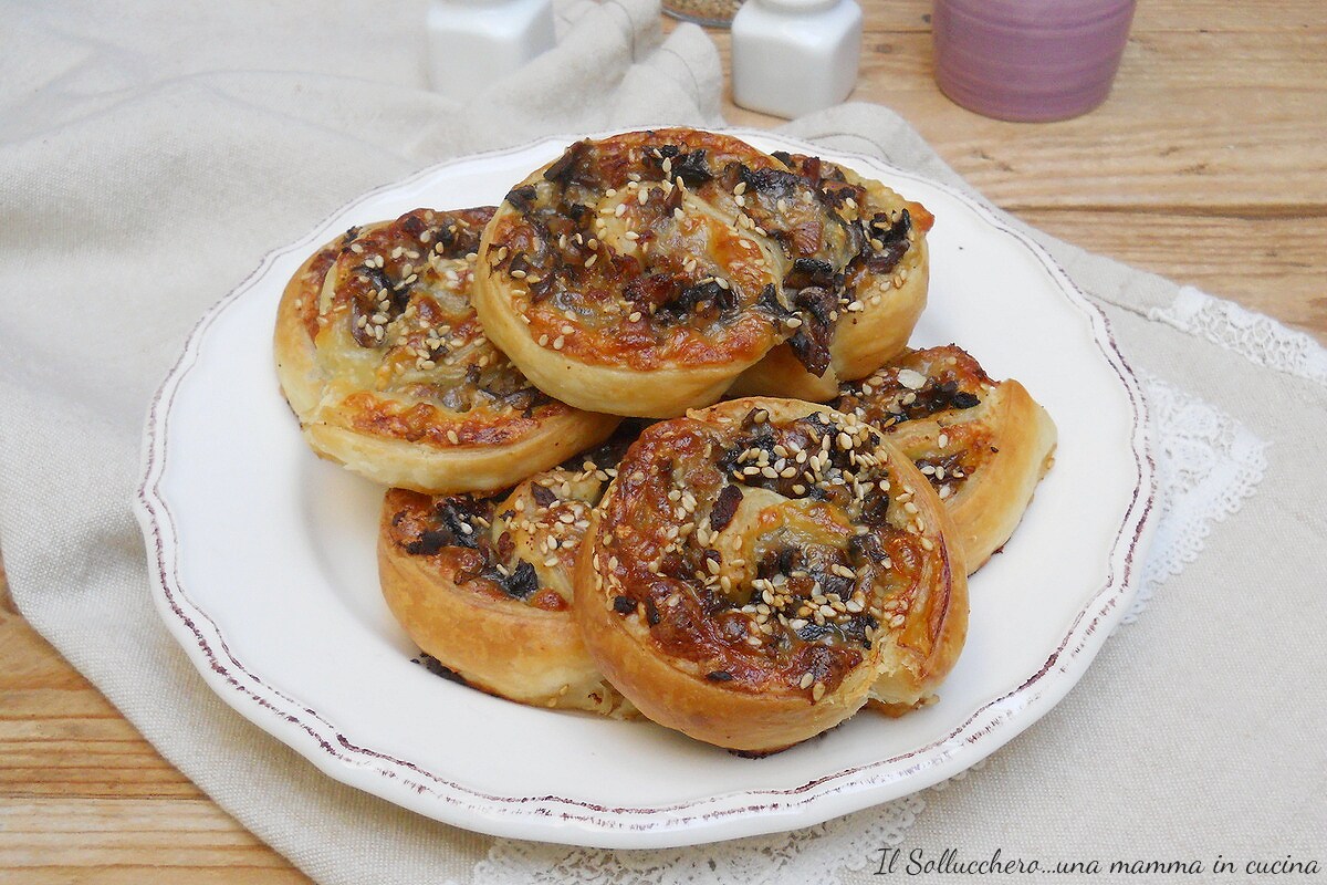 Roulés de pâte feuilletée aux champignons et saucisse