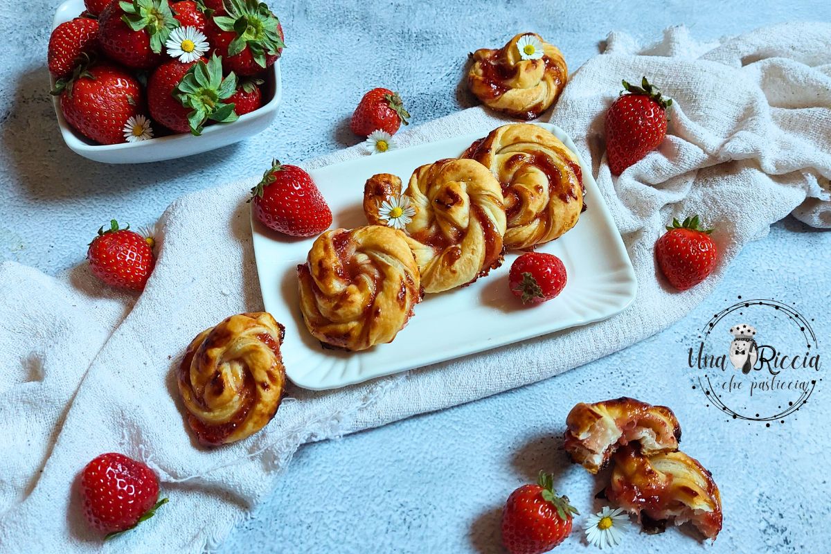 Roulés de pâte feuilletée à la confiture de fraises