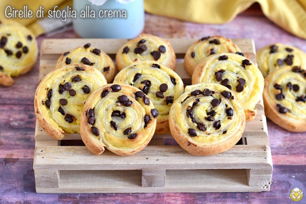 roulés de pâte feuilletée à la crème avec des pépites de chocolat recette dessert rapide facile avec pâte feuilletée rectangulaire goûter enfants le chicco di mais