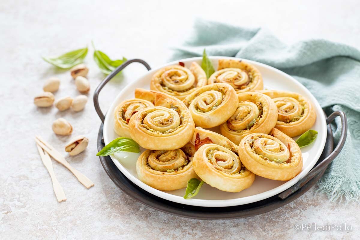 Roulés de pâte feuilletée avec mortadelle et pistaches