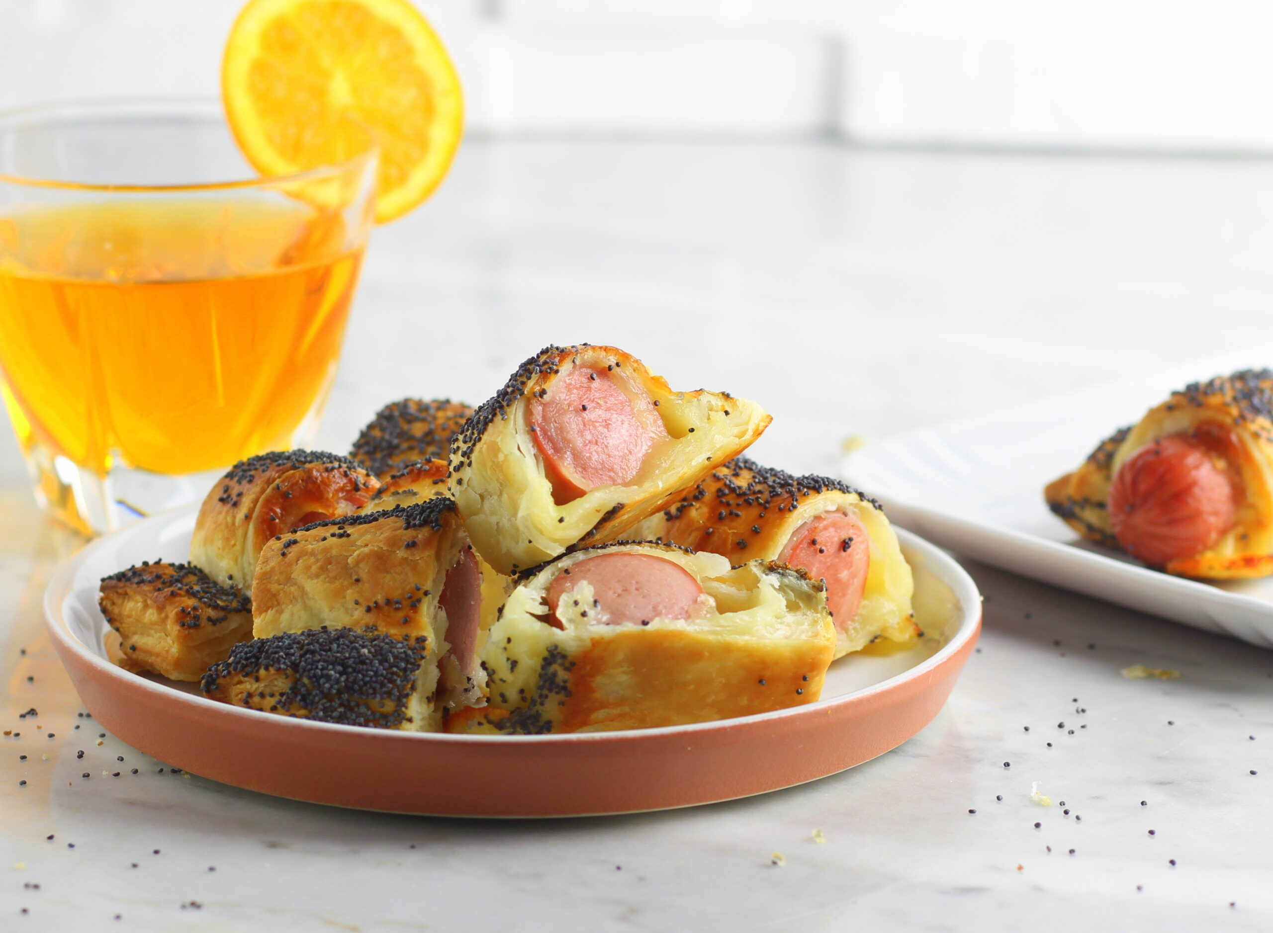 Feuilletés avec saucisses et fromage