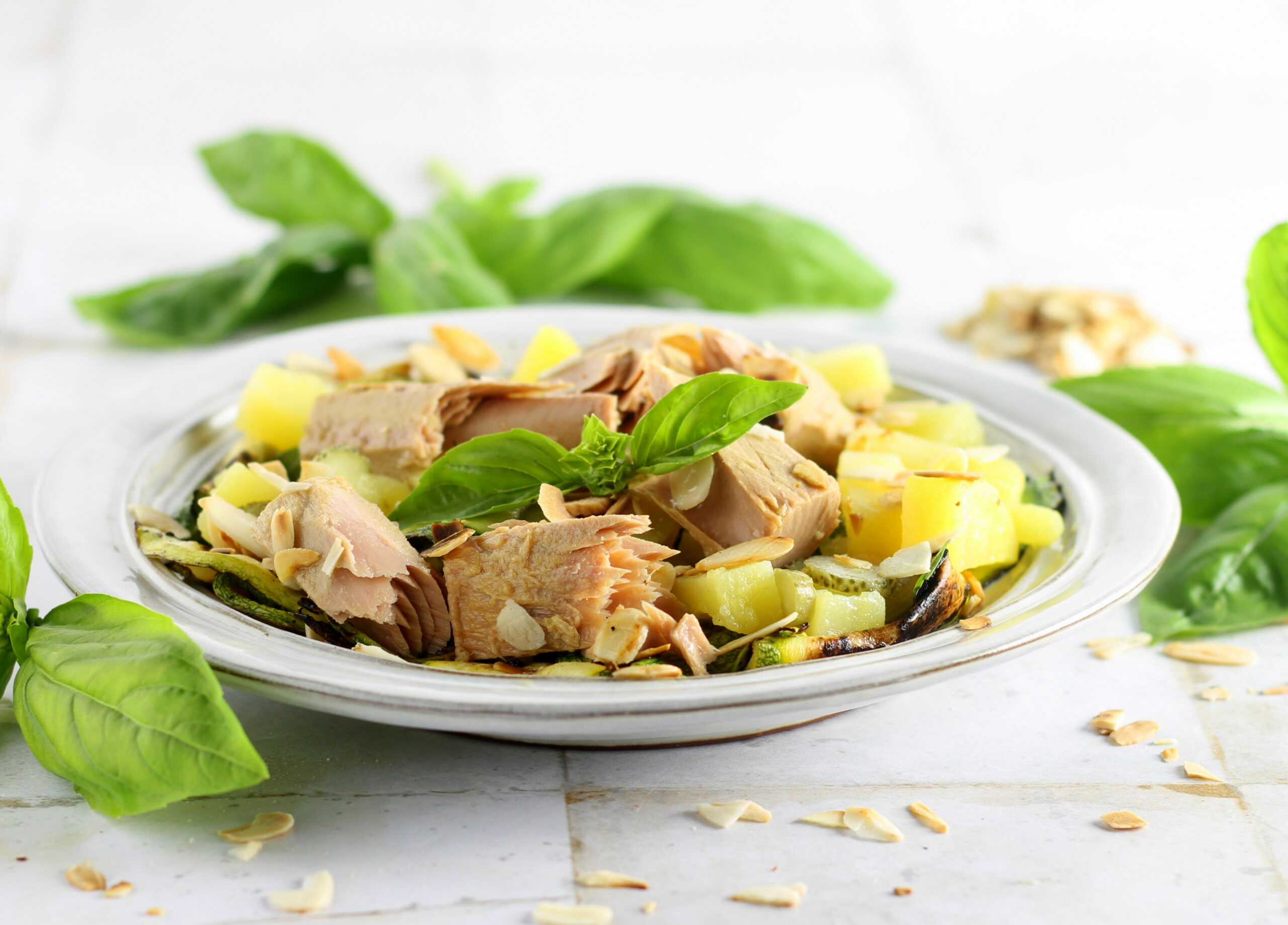 Salade de courgettes avec thon, pommes de terre et amandes