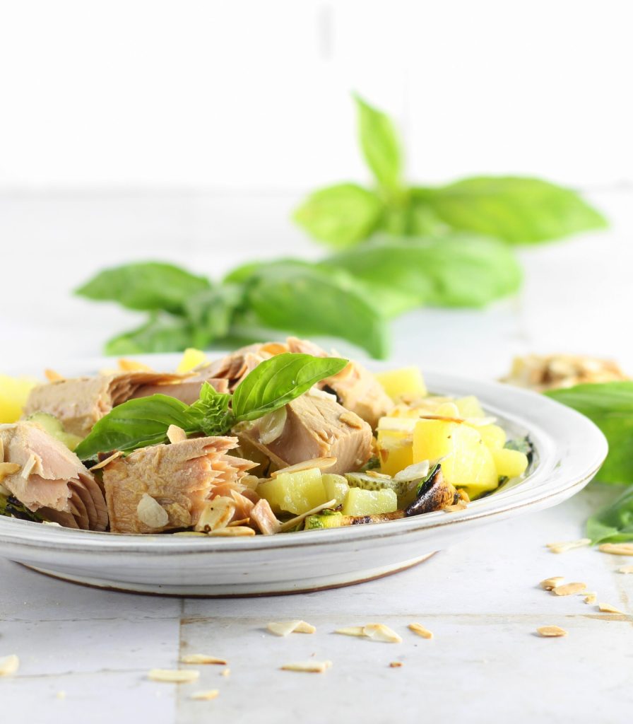 Salade de courgettes avec thon, pommes de terre et amandes